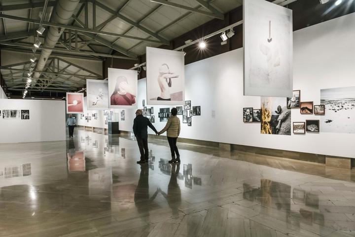 Sala de exposição com fotografias penduradas