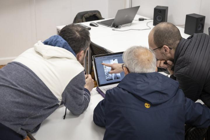 Formador e alunos a rever imagens num tablet