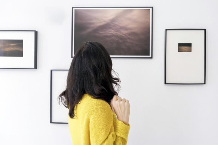 Visitante numa exposição de fotografia